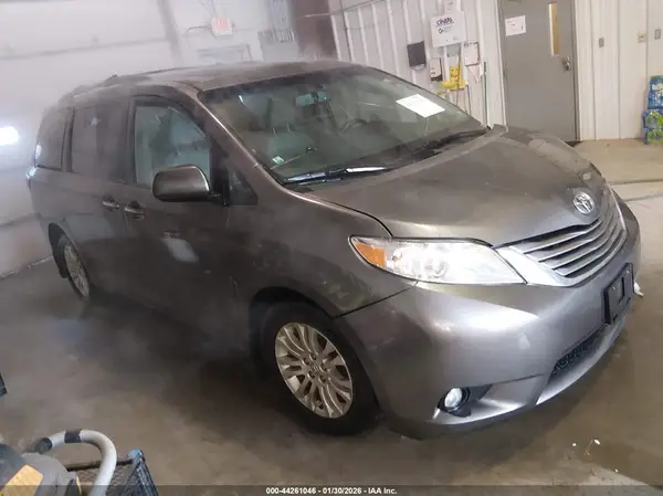 5TDYZ3DC9HS887461 2017 TOYOTA SIENNA - Image 1