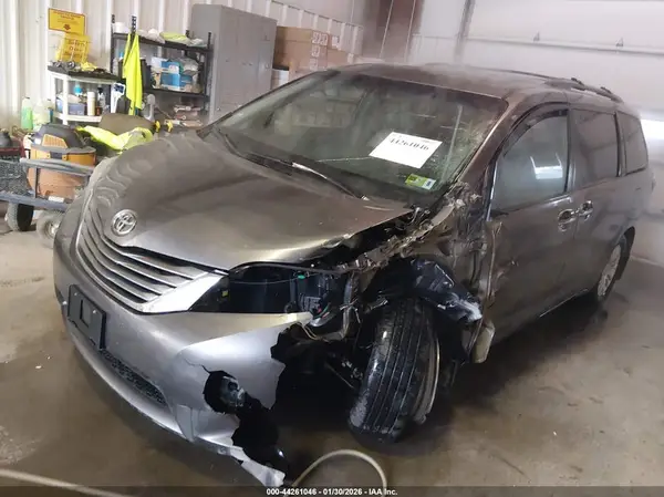 5TDYZ3DC9HS887461 2017 TOYOTA SIENNA - Image 2