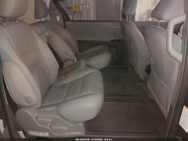 5TDYZ3DC9HS887461 2017 TOYOTA SIENNA - Image 8