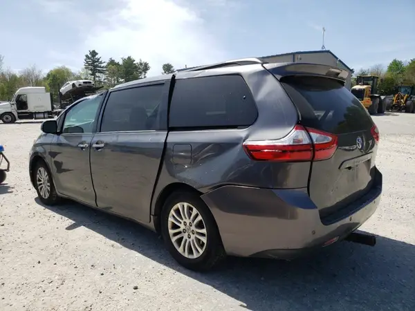 5TDYZ3DC9HS890943 2017 TOYOTA SIENNA - Image 2