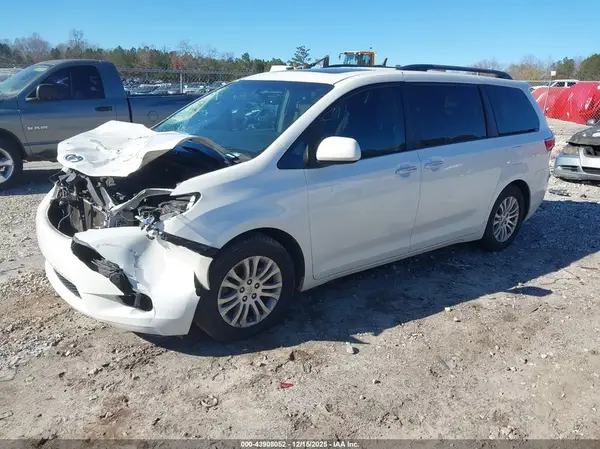 5TDYZ3DC9HS894927 2017 TOYOTA SIENNA - Image 2