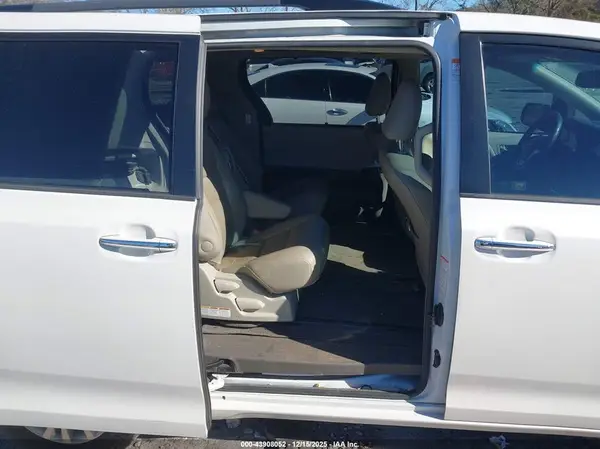 5TDYZ3DC9HS894927 2017 TOYOTA SIENNA - Image 8