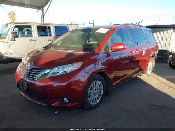 5TDYZ3DC9HS895124 2017 TOYOTA SIENNA - Image 2