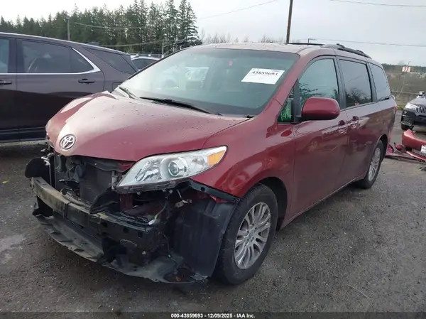 5TDYZ3DC9HS897231 2017 TOYOTA SIENNA - Image 2