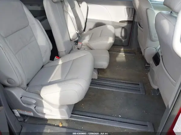 5TDYZ3DC9HS897231 2017 TOYOTA SIENNA - Image 8
