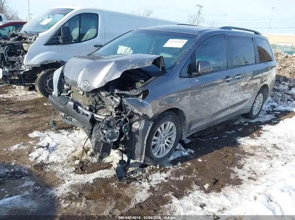5TDYZ3DC9HS898671 2017 TOYOTA SIENNA - Image 2