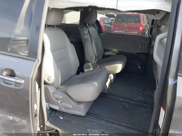 5TDYZ3DC9HS898671 2017 TOYOTA SIENNA - Image 8