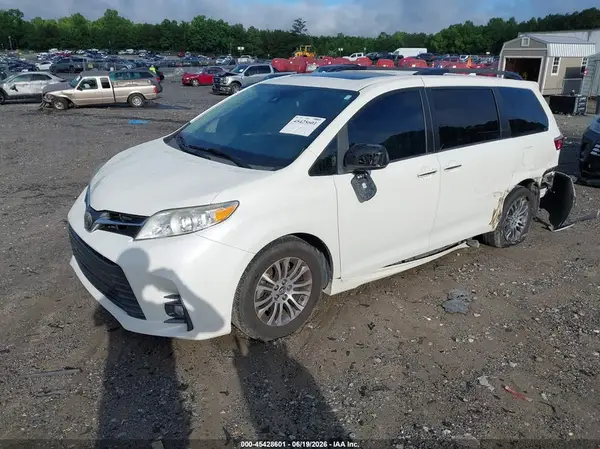 5TDYZ3DC9JS902630 2018 TOYOTA SIENNA - Image 2