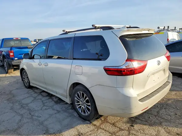 5TDYZ3DC9JS906029 2018 TOYOTA SIENNA - Image 2
