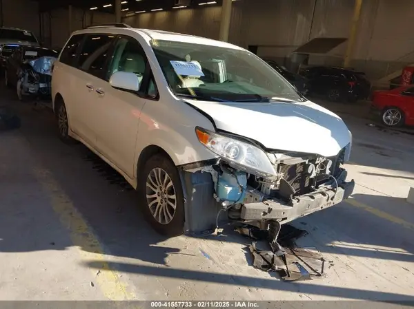 5TDYZ3DC9JS907715 2018 TOYOTA SIENNA - Image 1