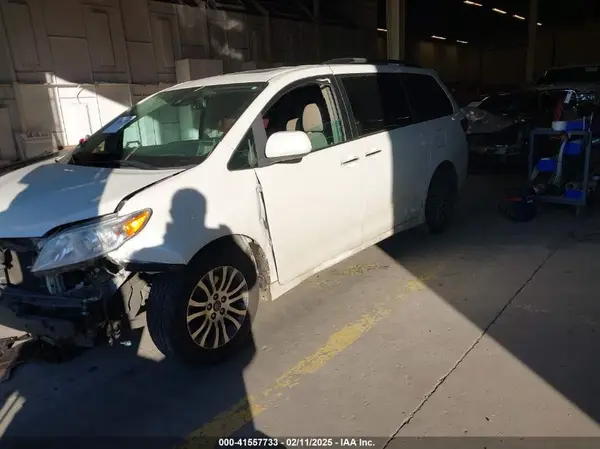 5TDYZ3DC9JS907715 2018 TOYOTA SIENNA - Image 2