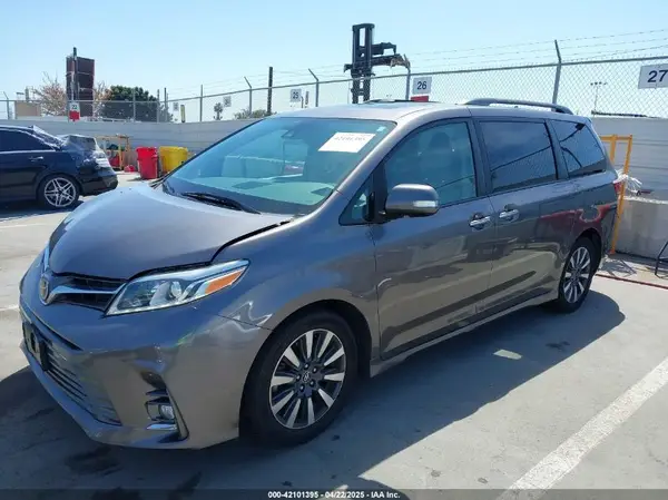 5TDYZ3DC9JS909397 2018 TOYOTA SIENNA - Image 2