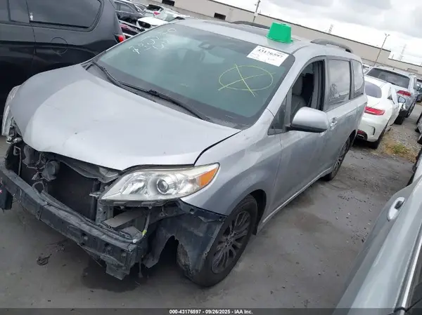 5TDYZ3DC9JS910226 2018 TOYOTA SIENNA - Image 2