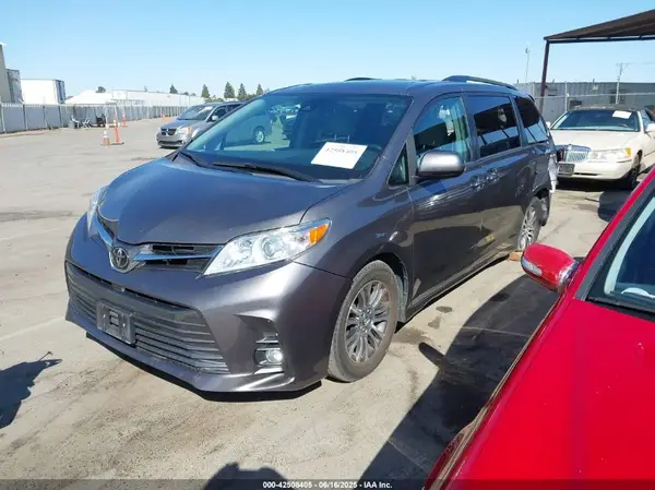 5TDYZ3DC9JS910954 2018 TOYOTA SIENNA - Image 2