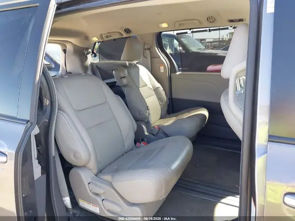5TDYZ3DC9JS910954 2018 TOYOTA SIENNA - Image 8