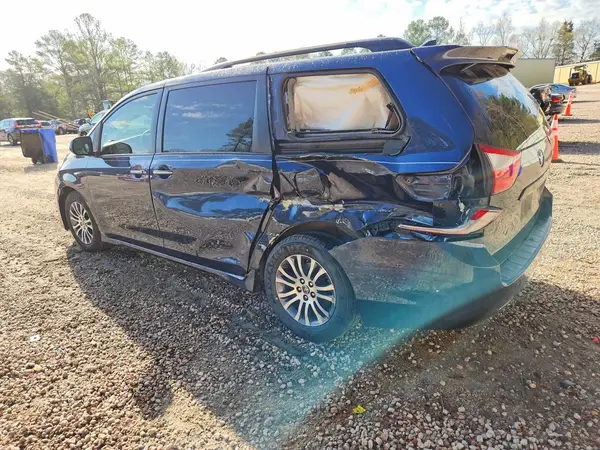 5TDYZ3DC9JS913143 2018 TOYOTA SIENNA - Image 2
