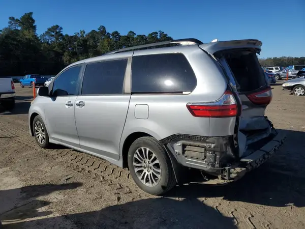 5TDYZ3DC9JS914485 2018 TOYOTA SIENNA - Image 2