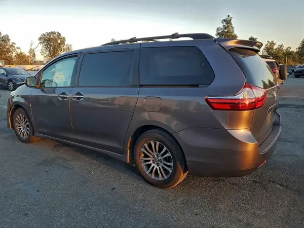 5TDYZ3DC9JS914504 2018 TOYOTA SIENNA - Image 2