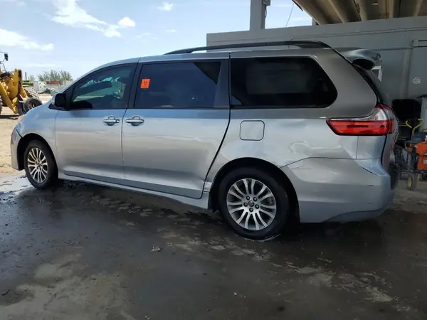 5TDYZ3DC9JS916091 2018 TOYOTA SIENNA - Image 2