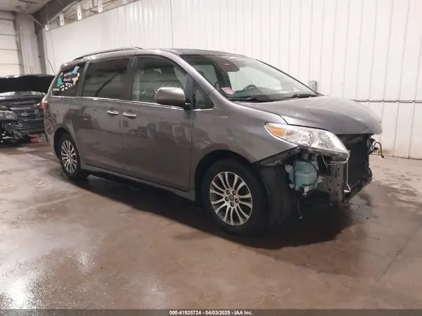 5TDYZ3DC9JS918343 2018 TOYOTA SIENNA - Image 1