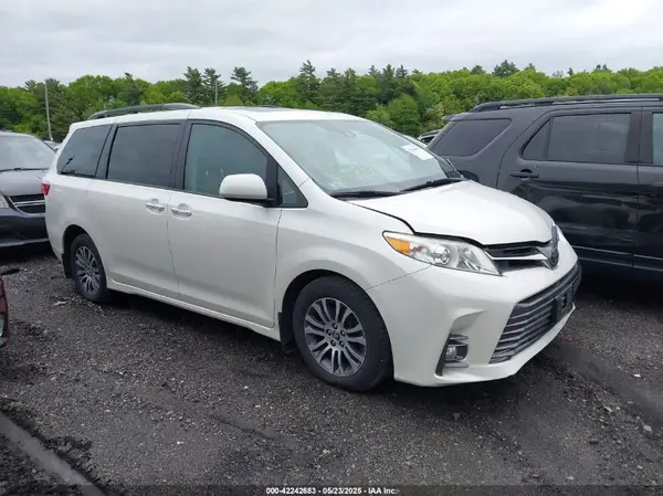 5TDYZ3DC9JS921422 2018 TOYOTA SIENNA - Image 1