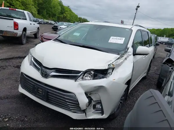 5TDYZ3DC9JS921422 2018 TOYOTA SIENNA - Image 2