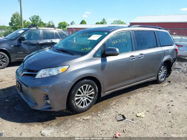 5TDYZ3DC9JS921680 2018 TOYOTA SIENNA - Image 2