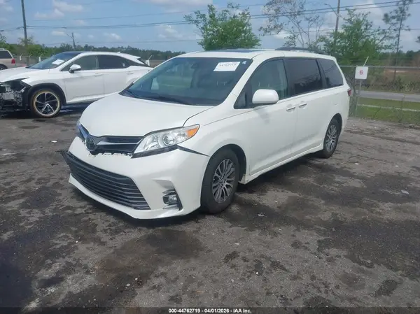 5TDYZ3DC9JS922585 2018 TOYOTA SIENNA - Image 2