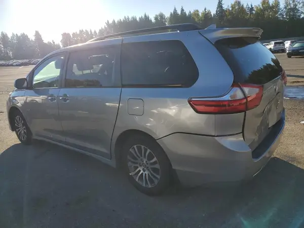 5TDYZ3DC9JS924613 2018 TOYOTA SIENNA - Image 2