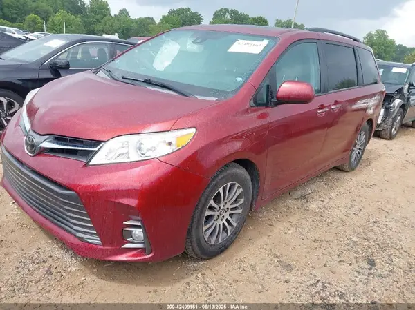 5TDYZ3DC9JS928080 2018 TOYOTA SIENNA - Image 2