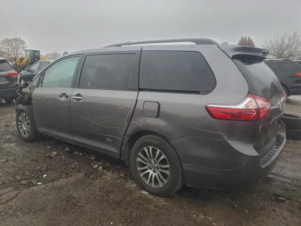 5TDYZ3DC9JS929083 2018 TOYOTA SIENNA - Image 2
