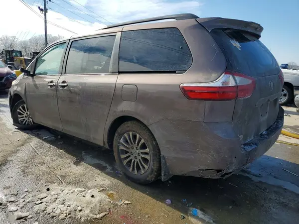 5TDYZ3DC9JS929942 2018 TOYOTA SIENNA - Image 2