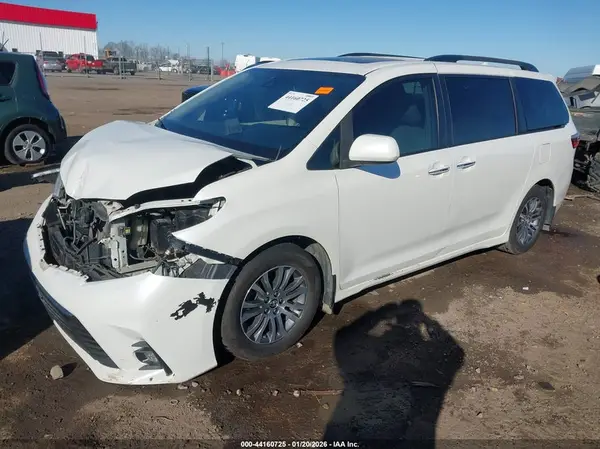 5TDYZ3DC9JS931996 2018 TOYOTA SIENNA - Image 2
