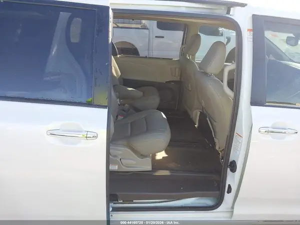 5TDYZ3DC9JS931996 2018 TOYOTA SIENNA - Image 8