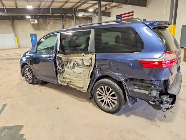 5TDYZ3DC9JS934400 2018 TOYOTA SIENNA - Image 2