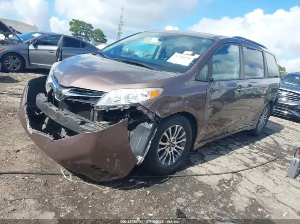 5TDYZ3DC9JS935742 2018 TOYOTA SIENNA - Image 2