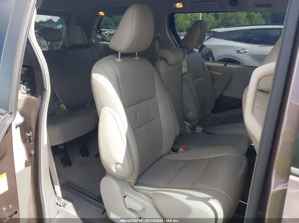 5TDYZ3DC9JS935742 2018 TOYOTA SIENNA - Image 8