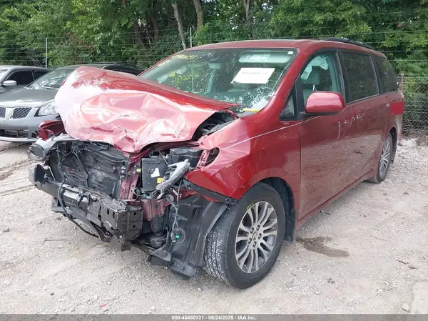 5TDYZ3DC9JS939404 2018 TOYOTA SIENNA - Image 2