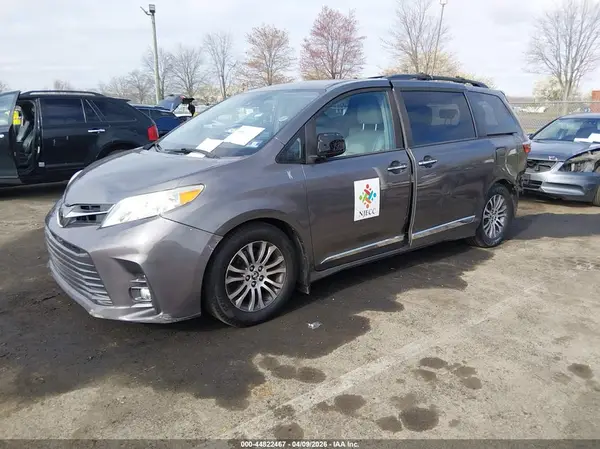5TDYZ3DC9JS939502 2018 TOYOTA SIENNA - Image 2
