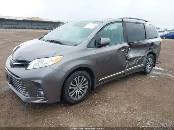 5TDYZ3DC9JS941296 2018 TOYOTA SIENNA - Image 2