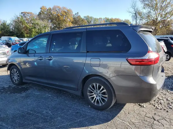 5TDYZ3DC9JS943145 2018 TOYOTA SIENNA - Image 2