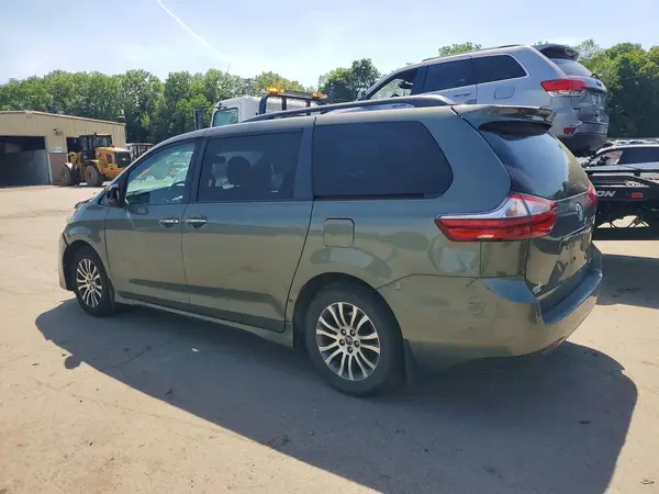 5TDYZ3DC9JS945428 2018 TOYOTA SIENNA - Image 2