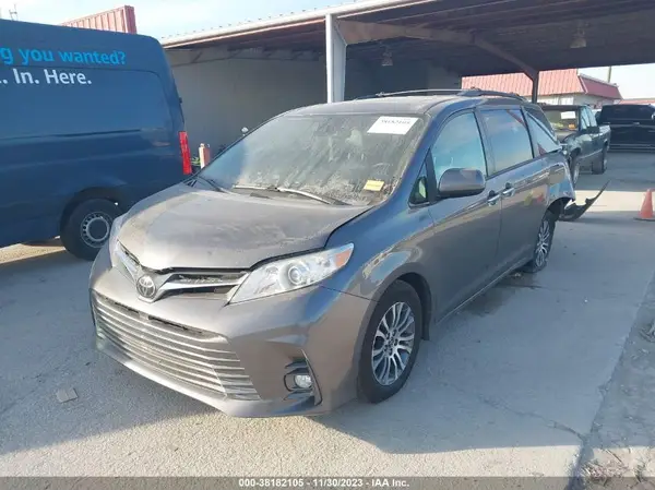 5TDYZ3DC9JS948992 2018 TOYOTA SIENNA - Image 2