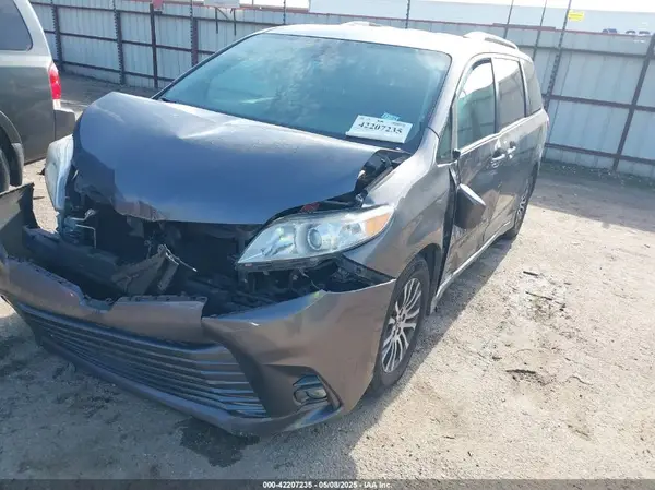 5TDYZ3DC9JS949804 2018 TOYOTA SIENNA - Image 2