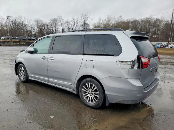 5TDYZ3DC9JS958972 2018 TOYOTA SIENNA - Image 2