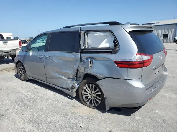 5TDYZ3DC9JS959328 2018 TOYOTA SIENNA - Image 2