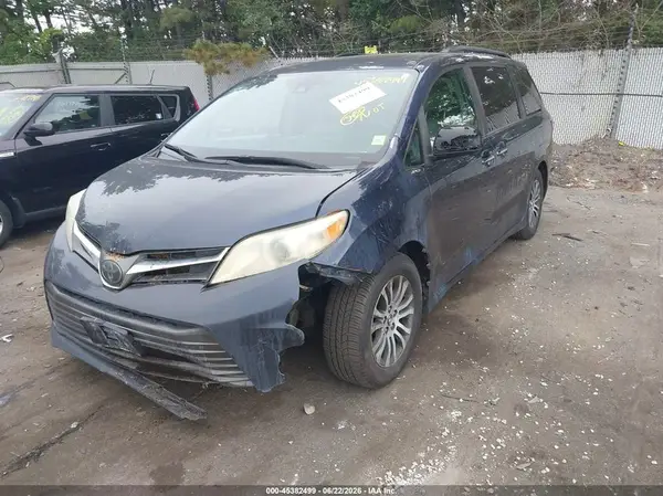 5TDYZ3DC9JS960141 2018 TOYOTA SIENNA - Image 2