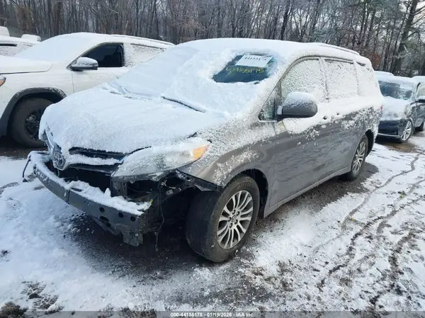 5TDYZ3DC9JS961709 2018 TOYOTA SIENNA - Image 2