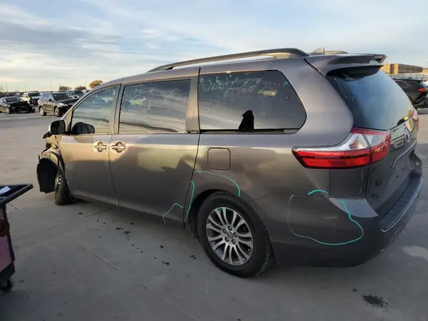 5TDYZ3DC9JS964321 2018 TOYOTA SIENNA - Image 2