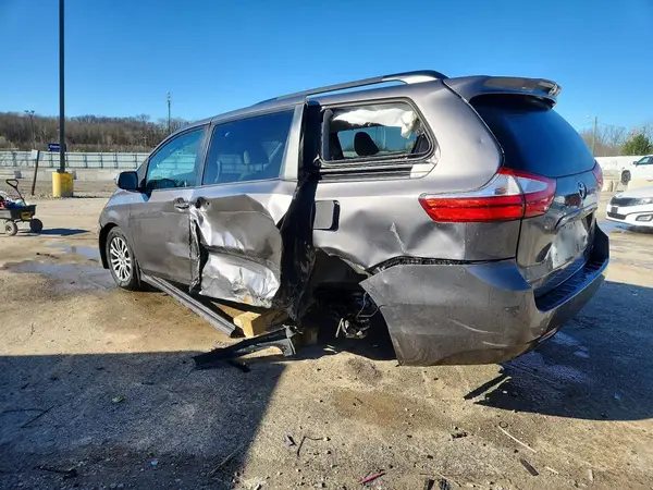 5TDYZ3DC9JS965842 2018 TOYOTA SIENNA - Image 2